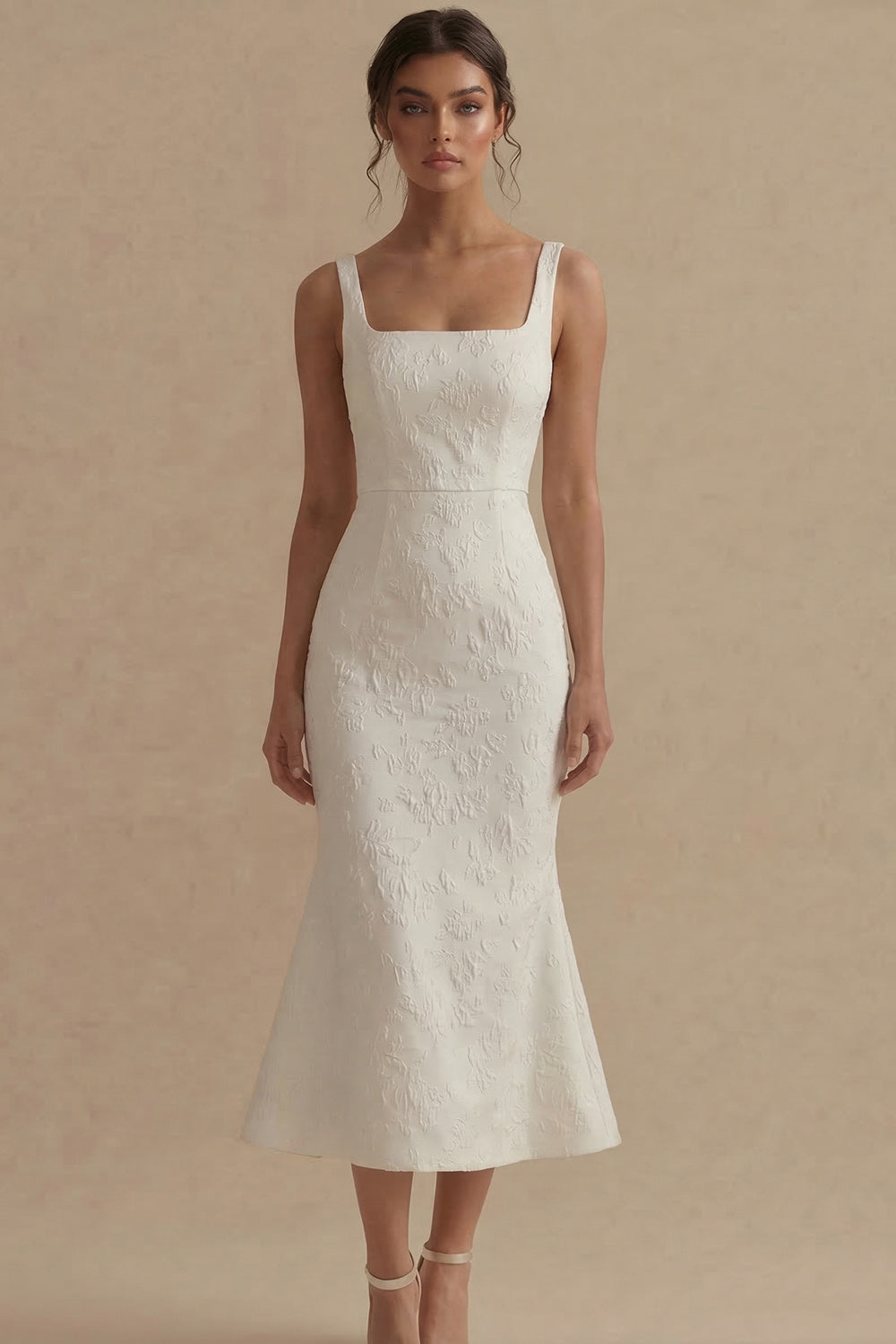 Robe de fiançailles mi-longue sirène blanche en jacquard à col carré