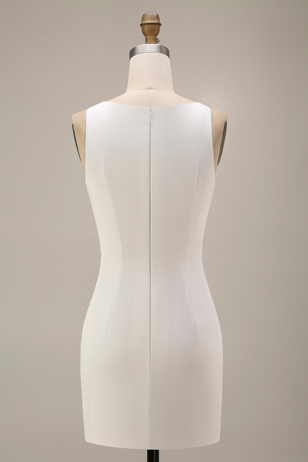 Robe courte moulante blanche en satin avec encolure bateau