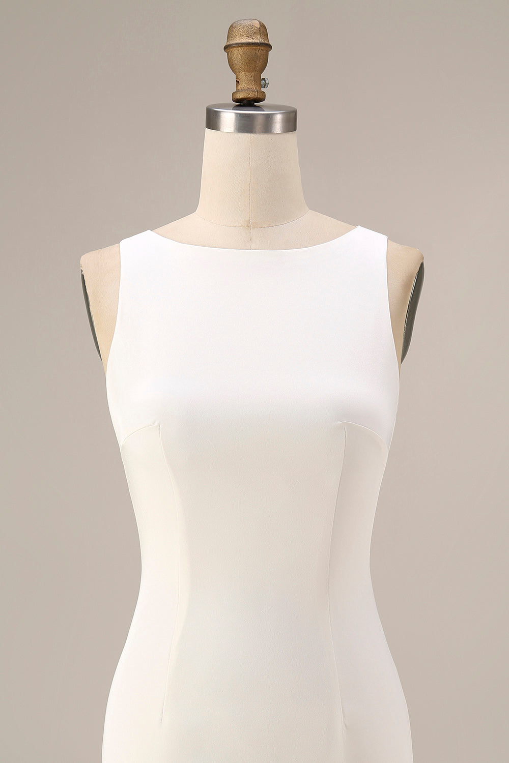 Robe courte moulante blanche en satin avec encolure bateau