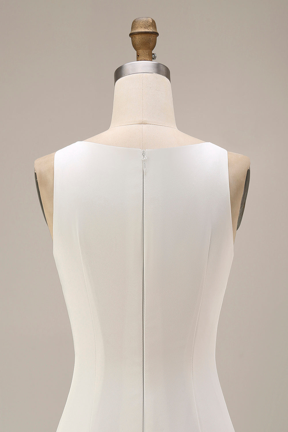 Robe courte moulante blanche en satin avec encolure bateau