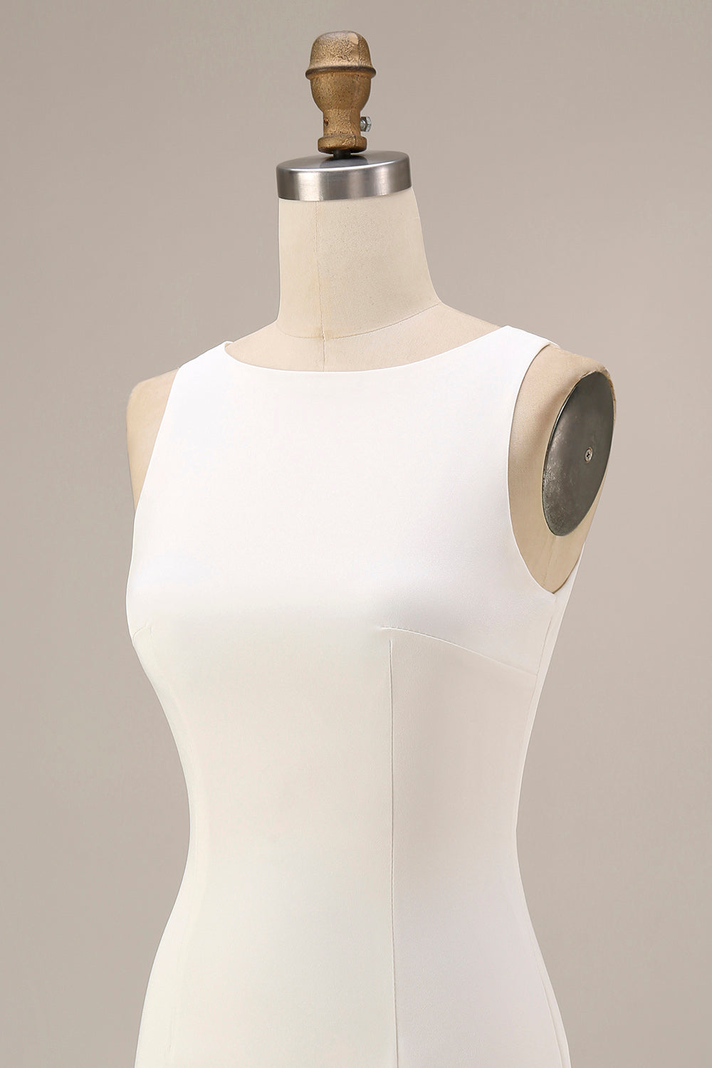 Robe courte moulante blanche en satin avec encolure bateau