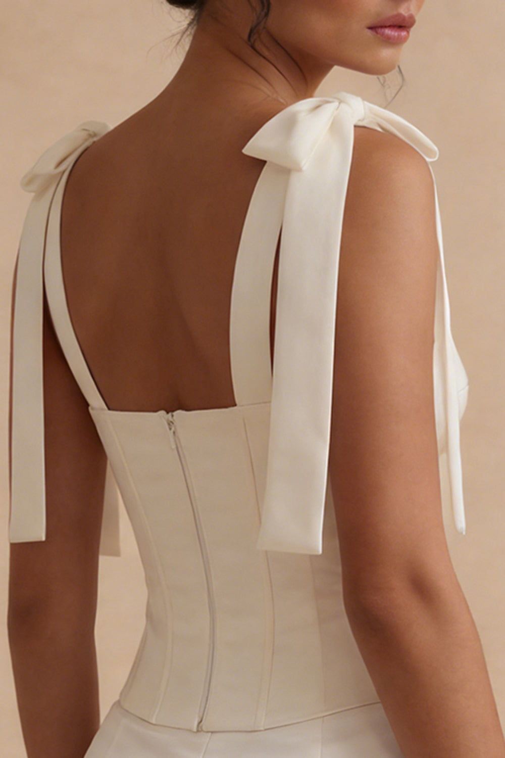 Robe courte de bal de fin d'année moulante en satin blanc avec corsage et nœuds