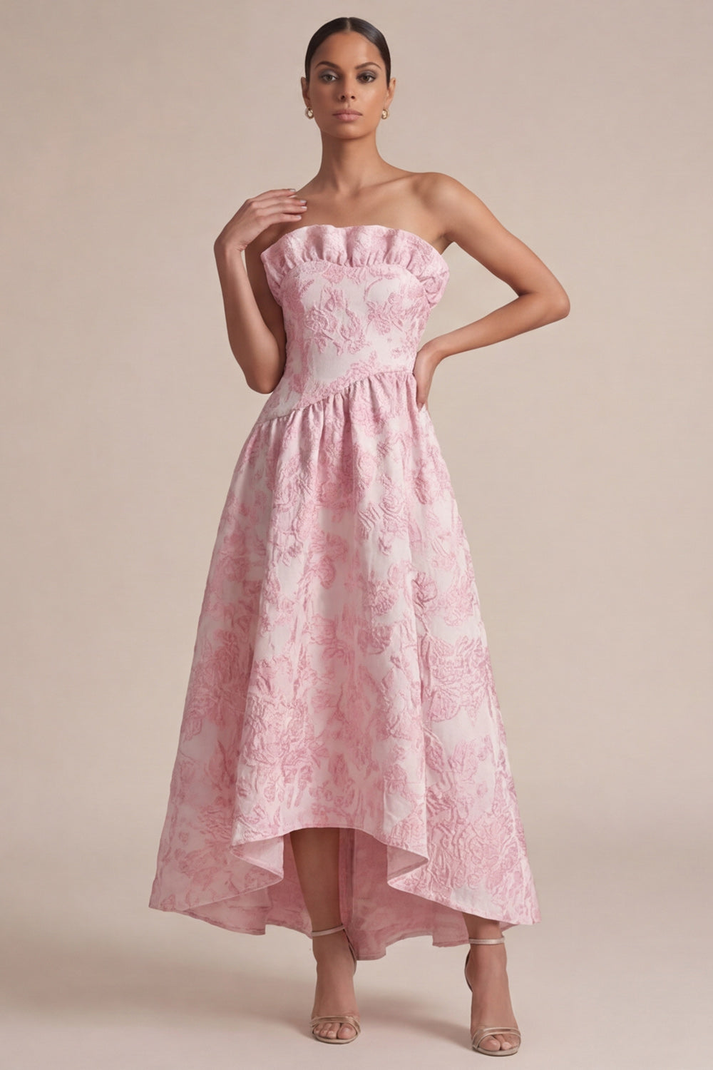Robe midi ligne A fleurie bustier rose pour invitée de mariage