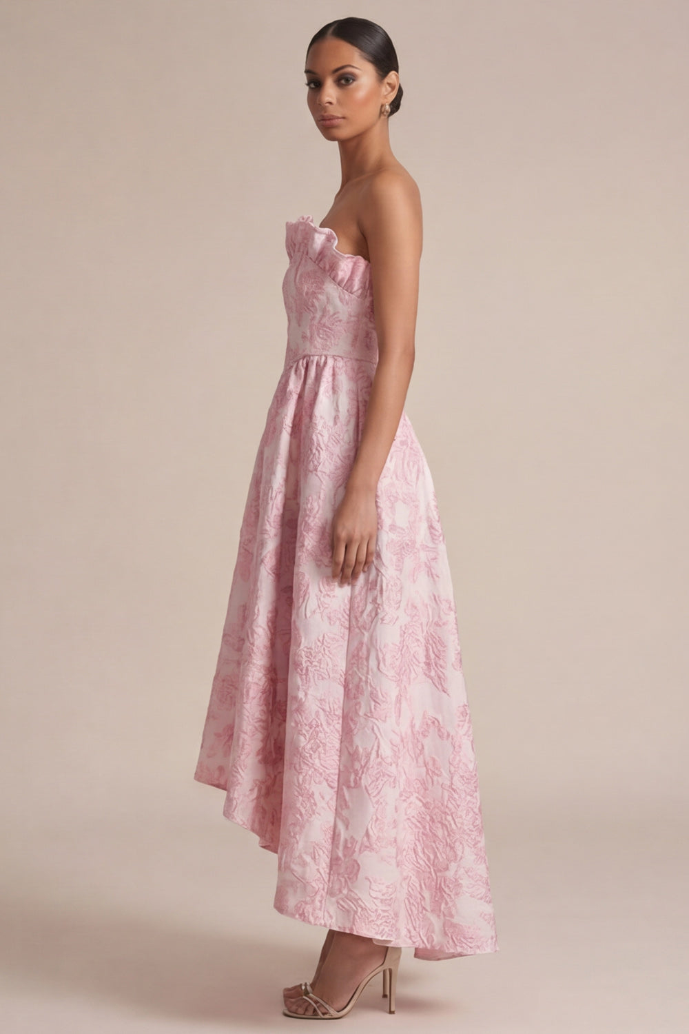 Robe midi ligne A fleurie bustier rose pour invitée de mariage