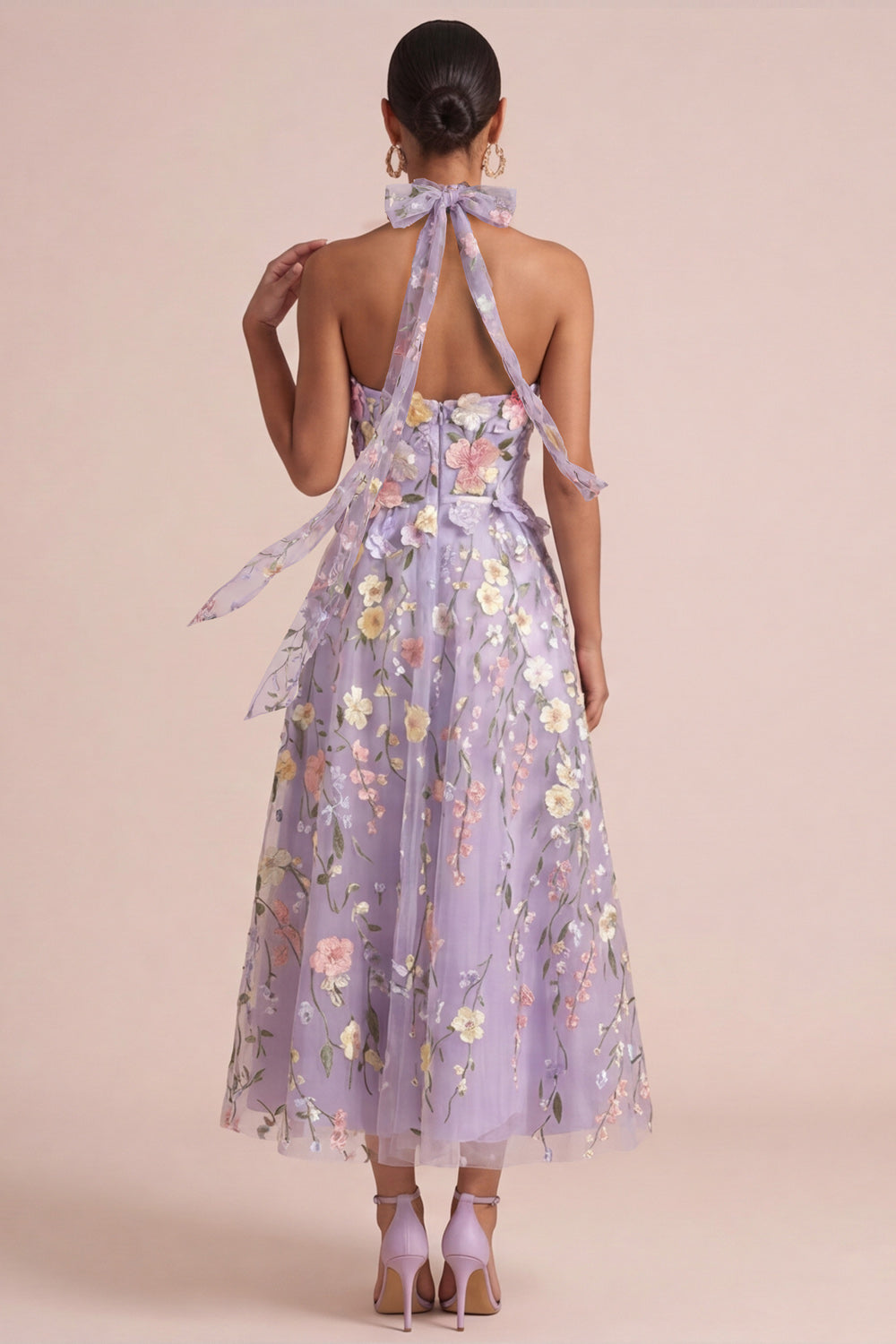 Vestido midi con volantes, corte A, cut-out, escote halter, apliques de lilas y flores 3D