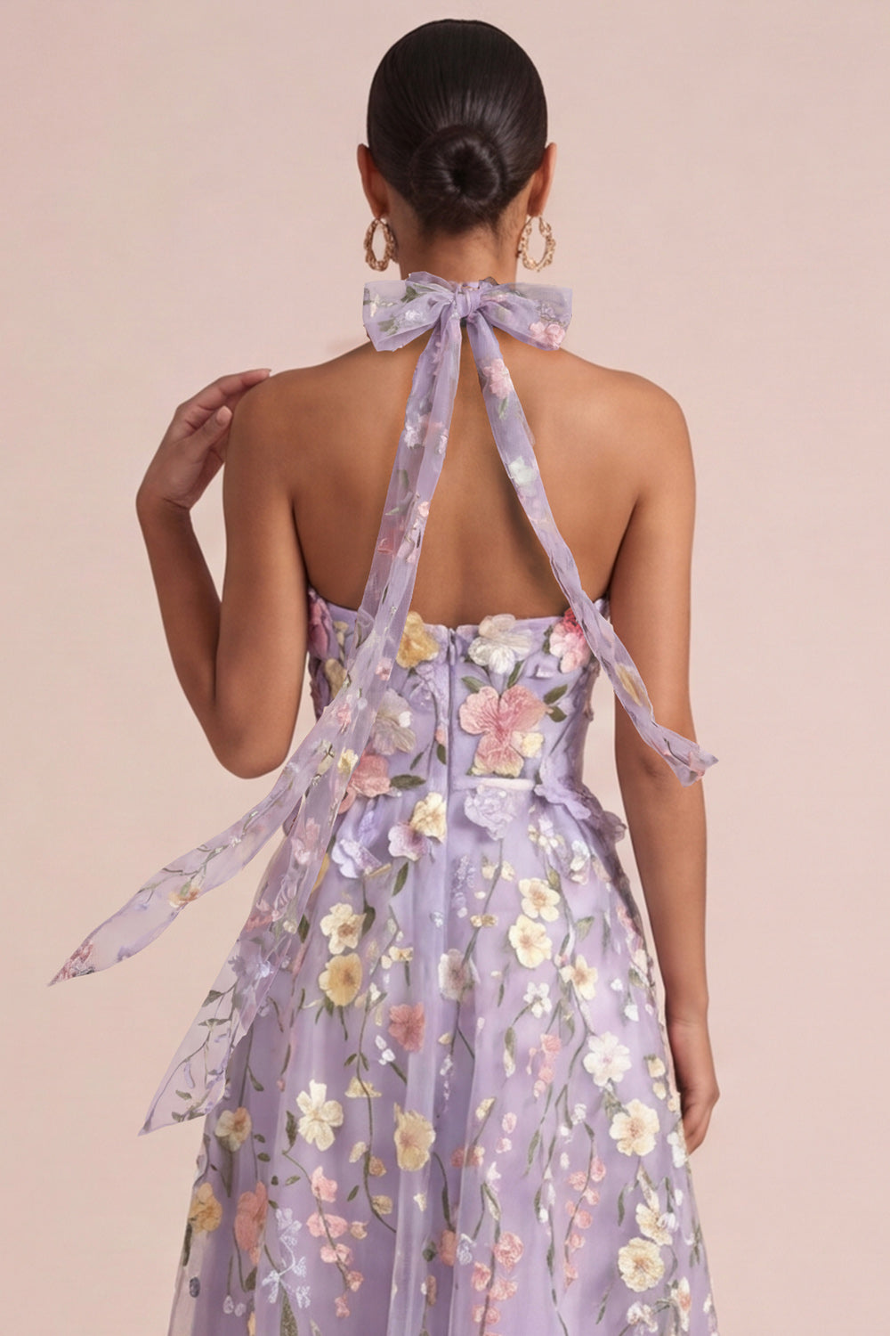 Vestido midi con volantes, corte A, cut-out, escote halter, apliques de lilas y flores 3D
