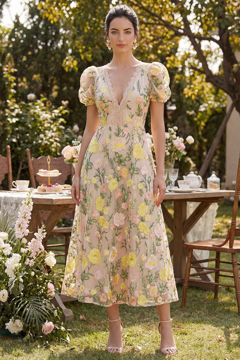 Robe midi évasée en tulle couleur champagne brodée, col en V, motifs floraux et manches bouffantes