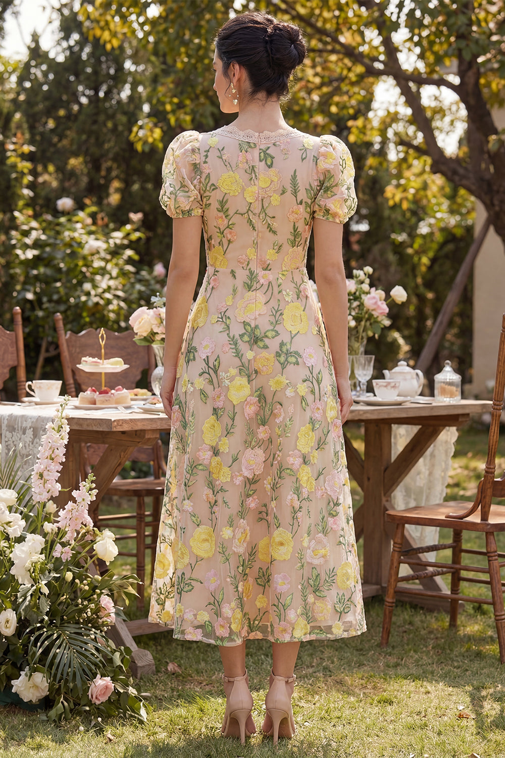 Robe midi évasée en tulle couleur champagne brodée, col en V, motifs floraux et manches bouffantes