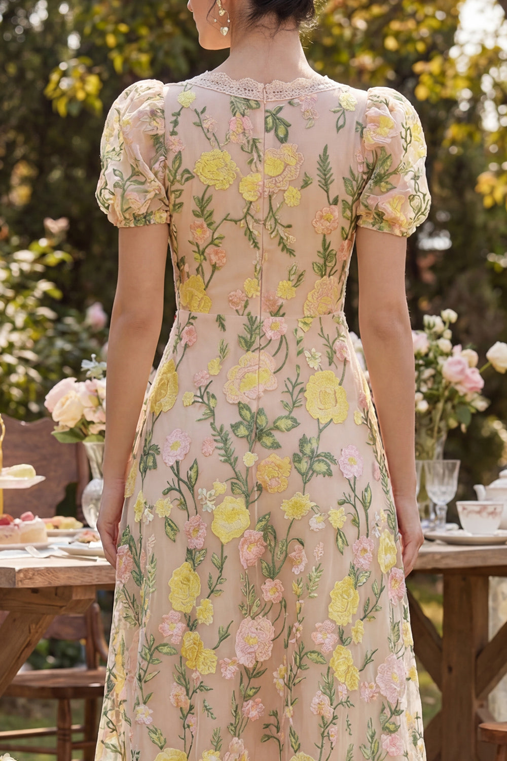 Robe midi évasée en tulle couleur champagne brodée, col en V, motifs floraux et manches bouffantes