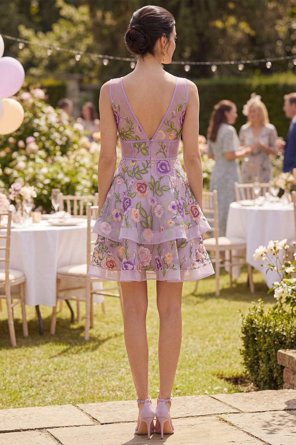 Robe de cocktail courte en tulle lilas brodé floral encolure en V coupe trapèze