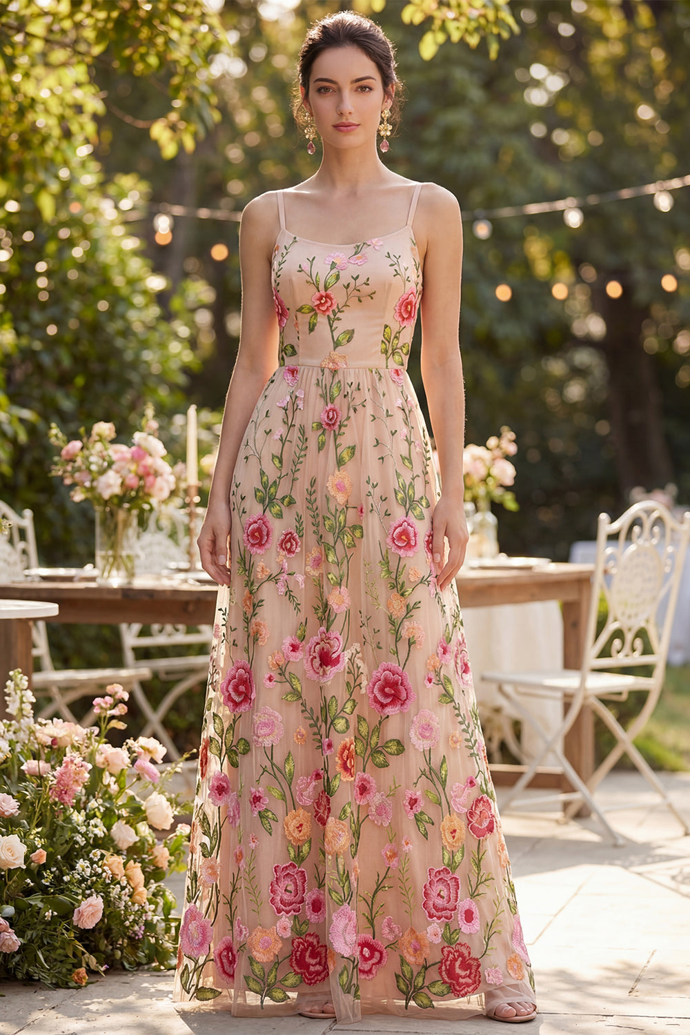 Robe longue évasée en tulle blush brodée de fleurs
