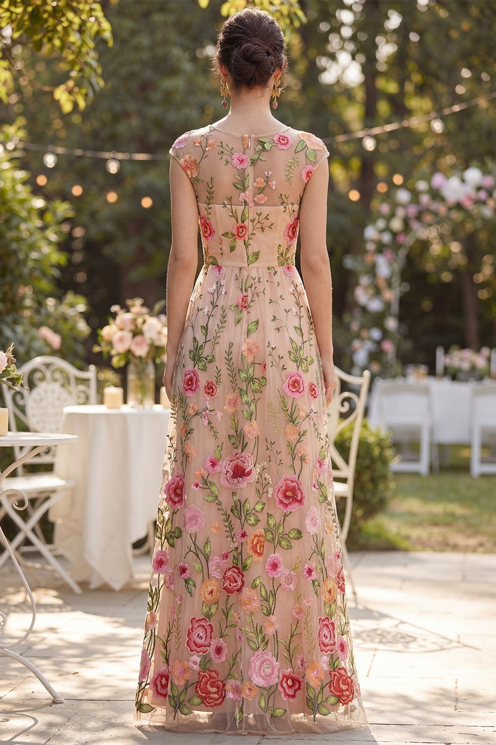 Robe longue florale brodée en tulle ligne A col bateau rose poudré
