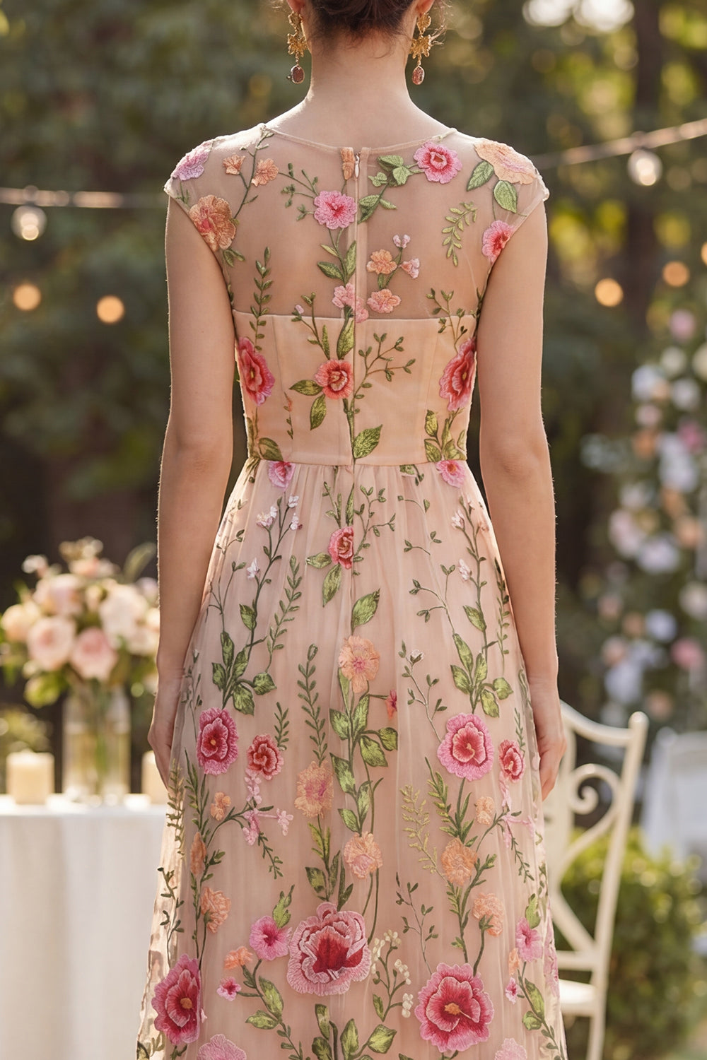 Robe longue florale brodée en tulle ligne A col bateau rose poudré