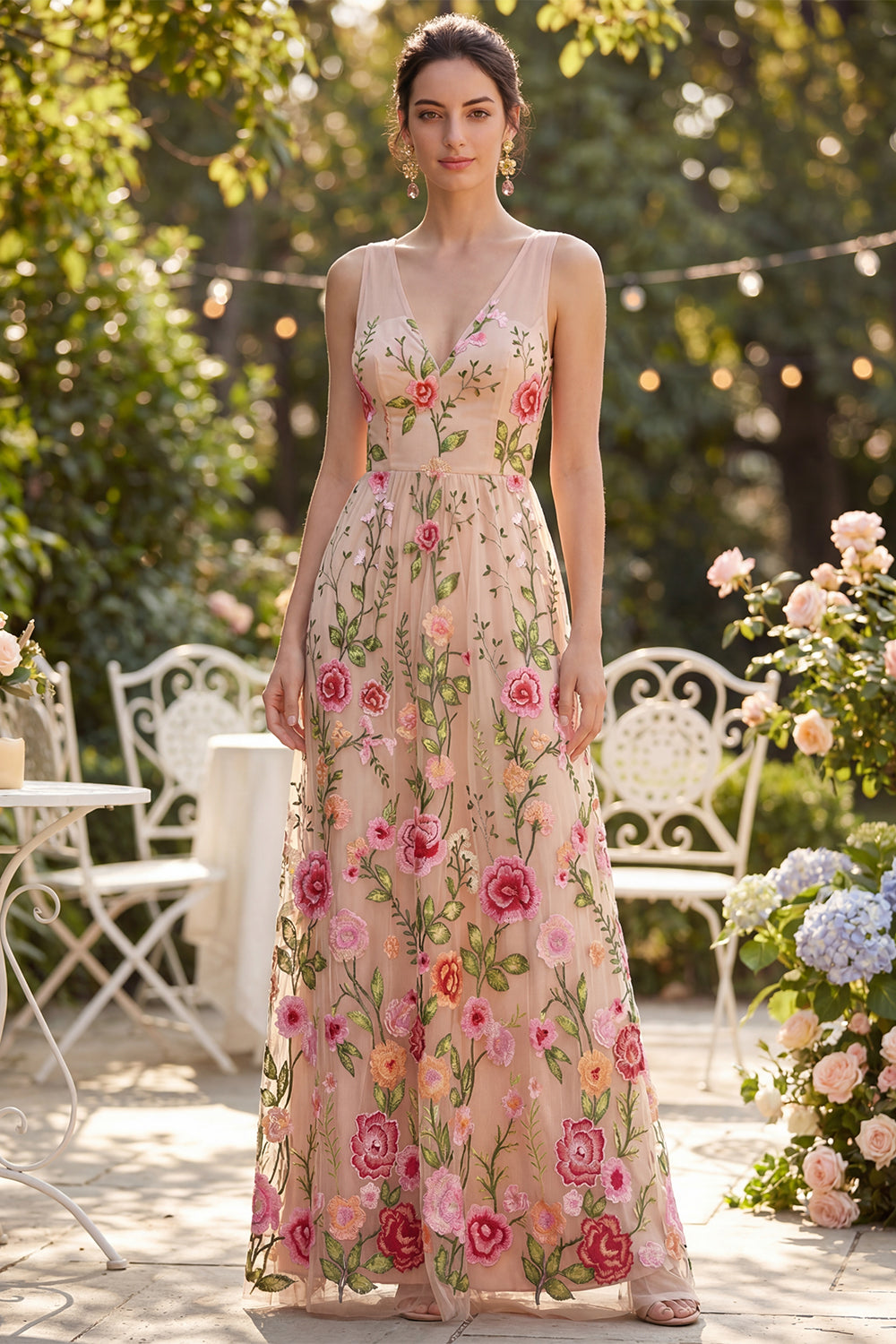Robe longue trapèze brodée florale en tulle rose poudré à col en V