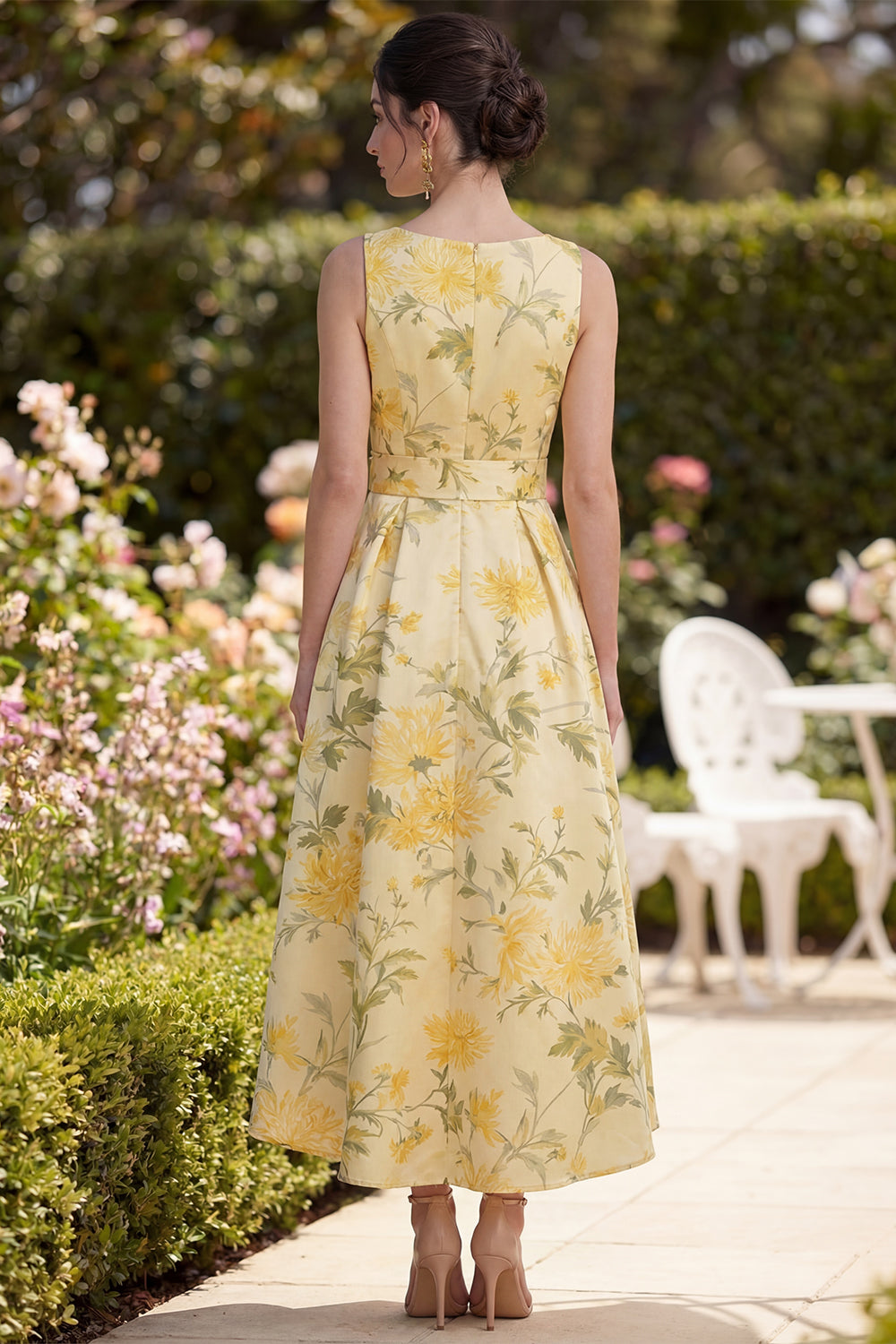 Robe midi trapèze froncée avec nœud, encolure en V et imprimé floral jaune