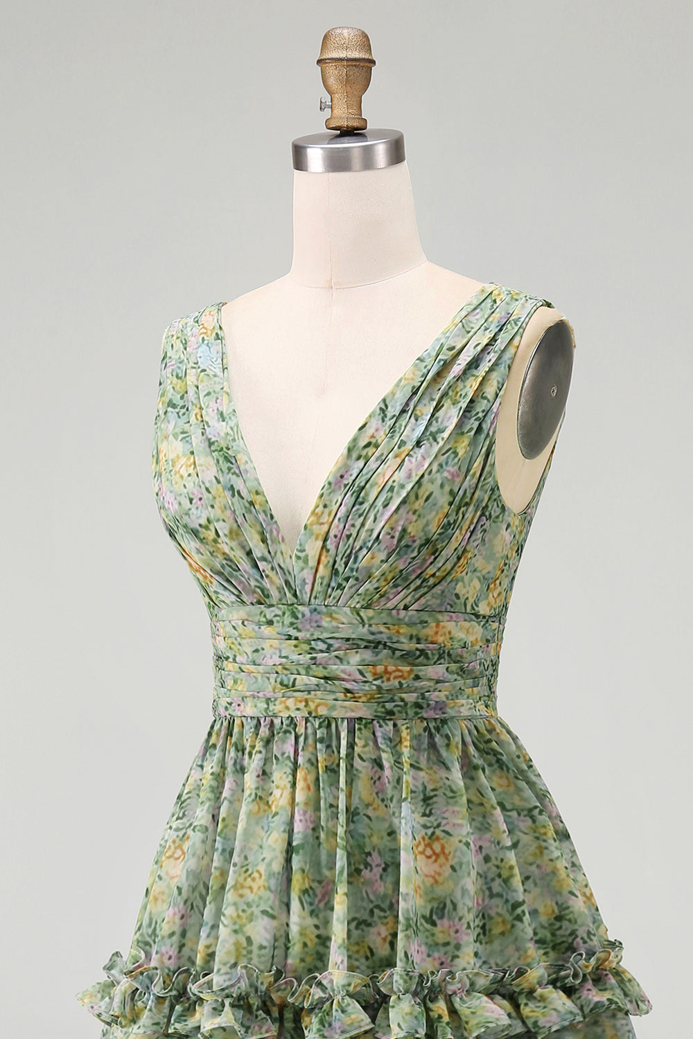 Robe midi fleurie ligne A vert poussière à volants, col en V et fronces