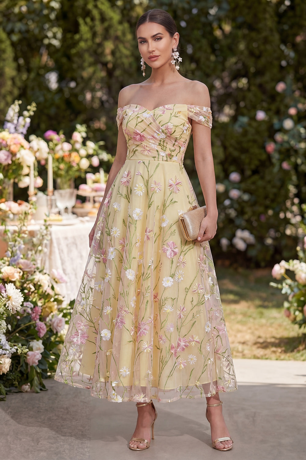 Robe longue fleurie plissée jaune clair coupe trapèze épaules dénudées
