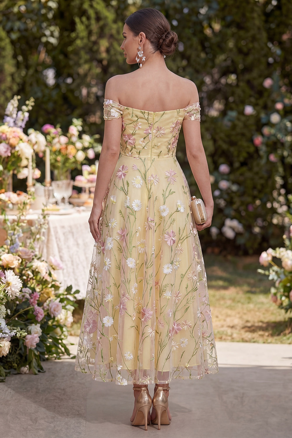 Robe longue fleurie plissée jaune clair coupe trapèze épaules dénudées
