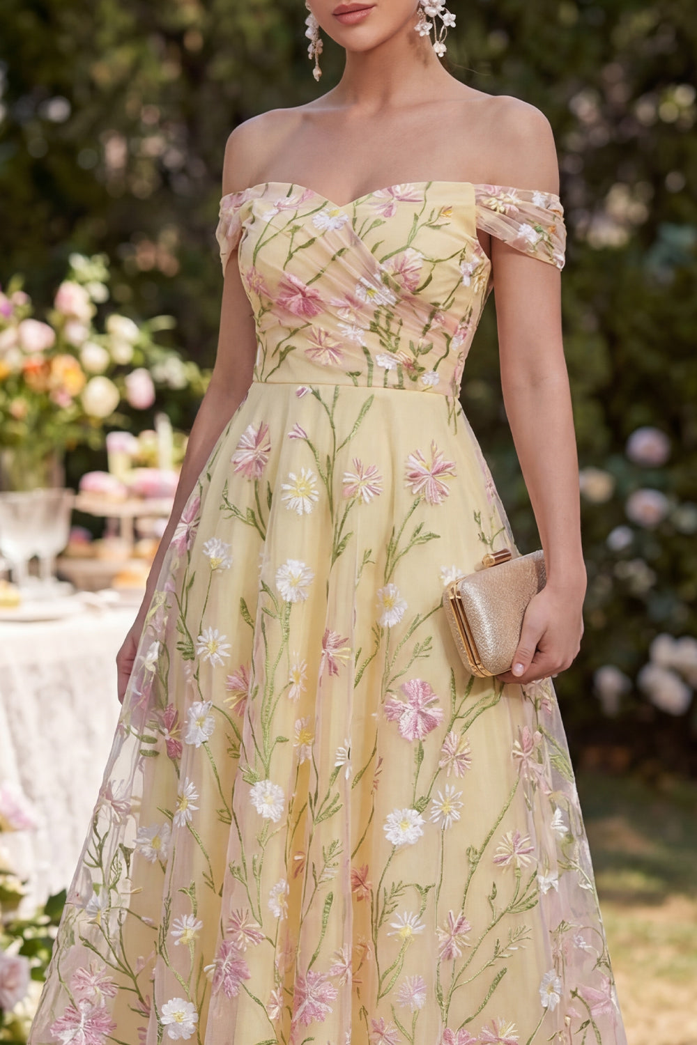 Robe longue fleurie plissée jaune clair coupe trapèze épaules dénudées
