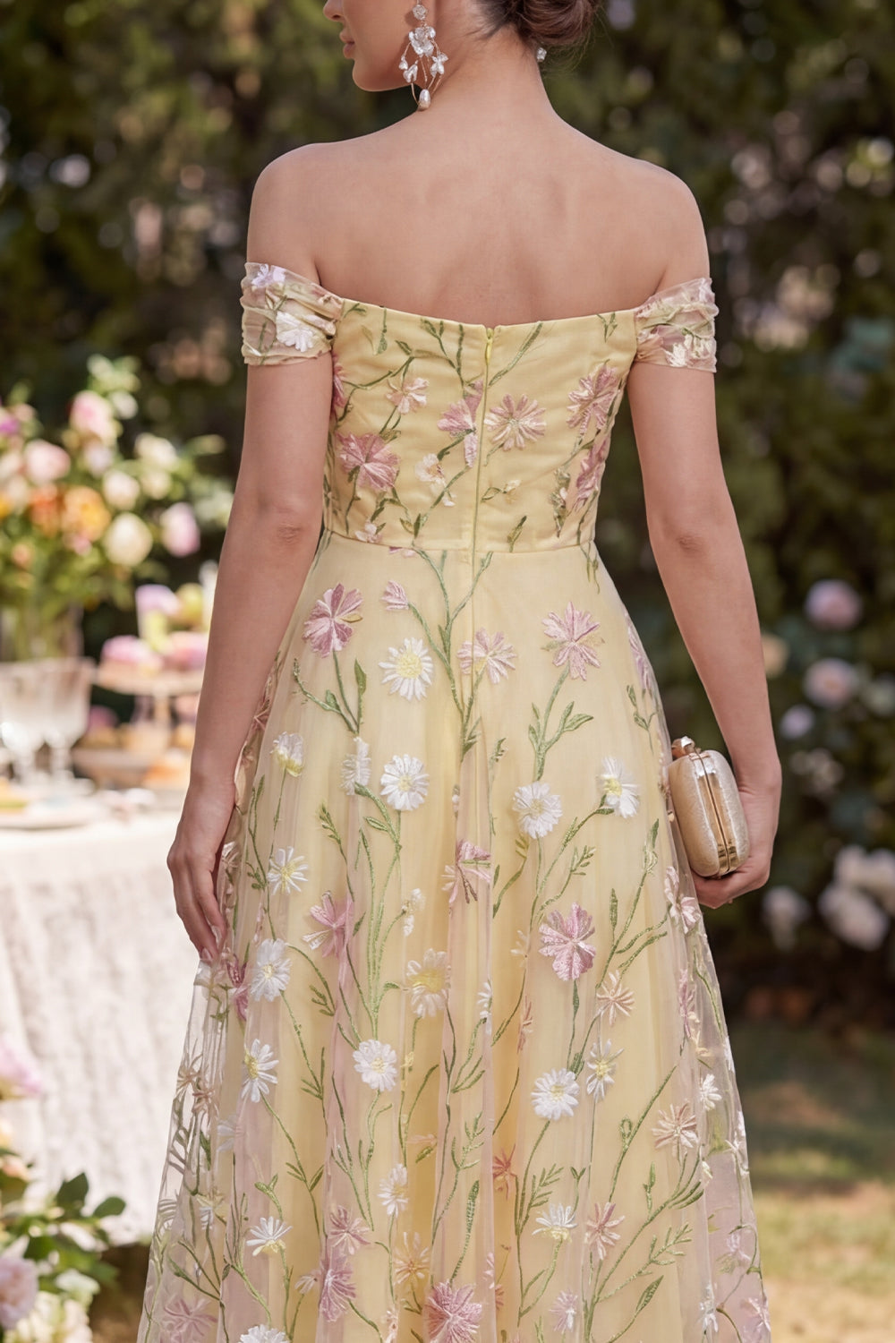 Robe longue fleurie plissée jaune clair coupe trapèze épaules dénudées