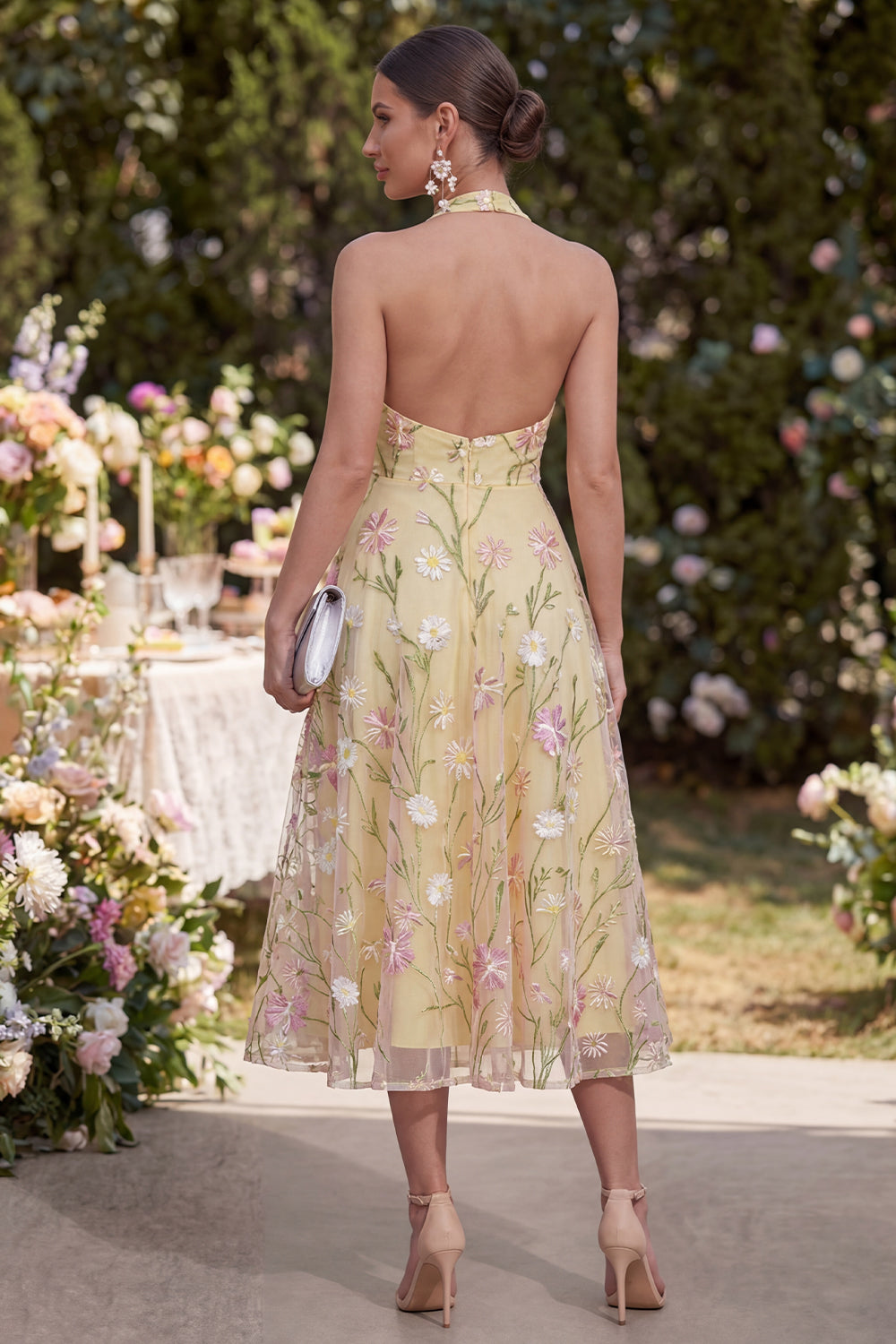 Robes Midi Évasées Jaune Clair, Bretelles Halter, Brodées de Motifs Floraux