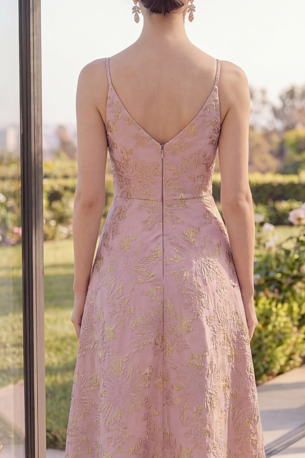 Robe longue fleurie à encolure en V en jacquard rose poudré avec fente
