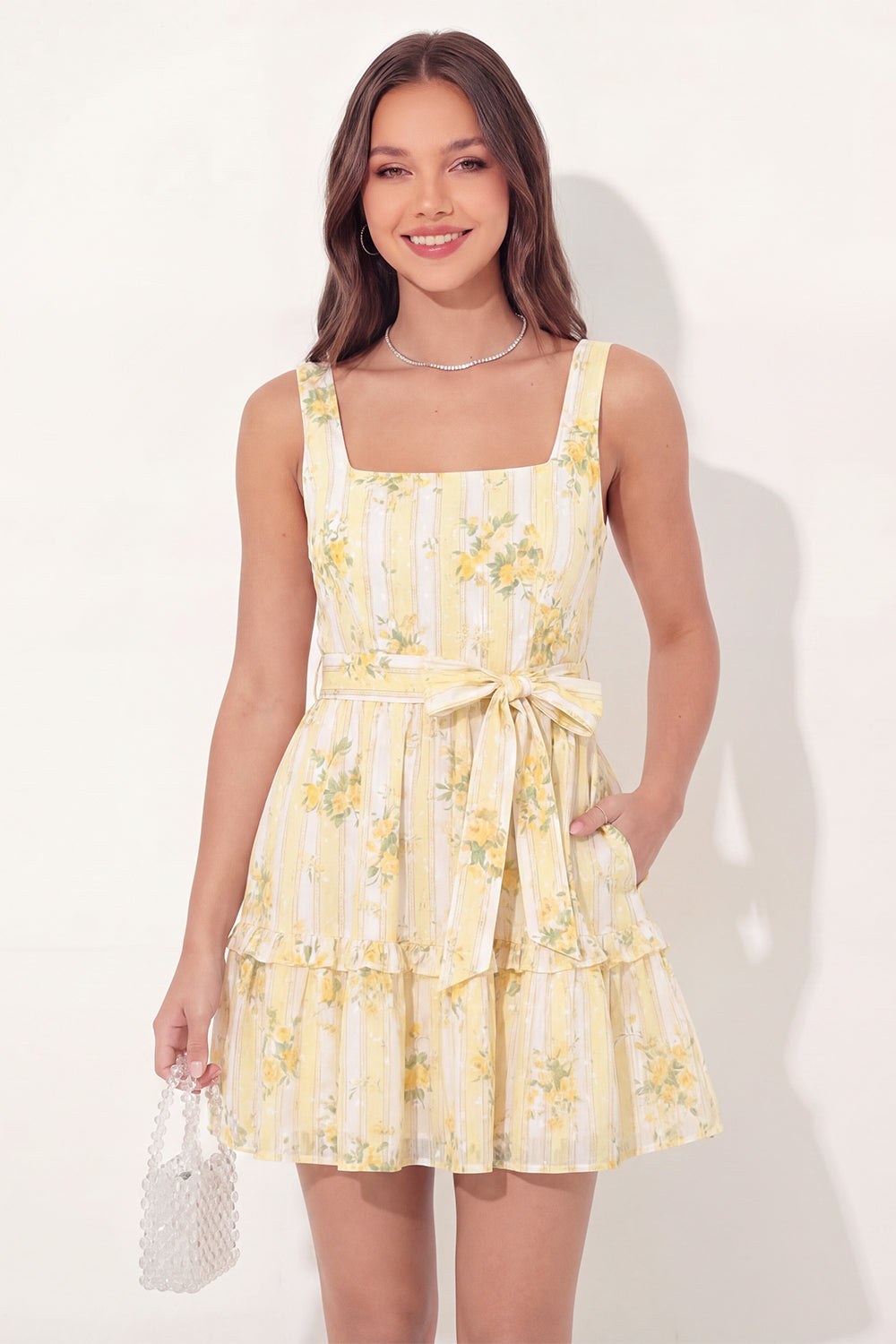 Robe courte évasée jaune à encolure carrée et imprimé floral pour une remise de diplôme, avec ceinture