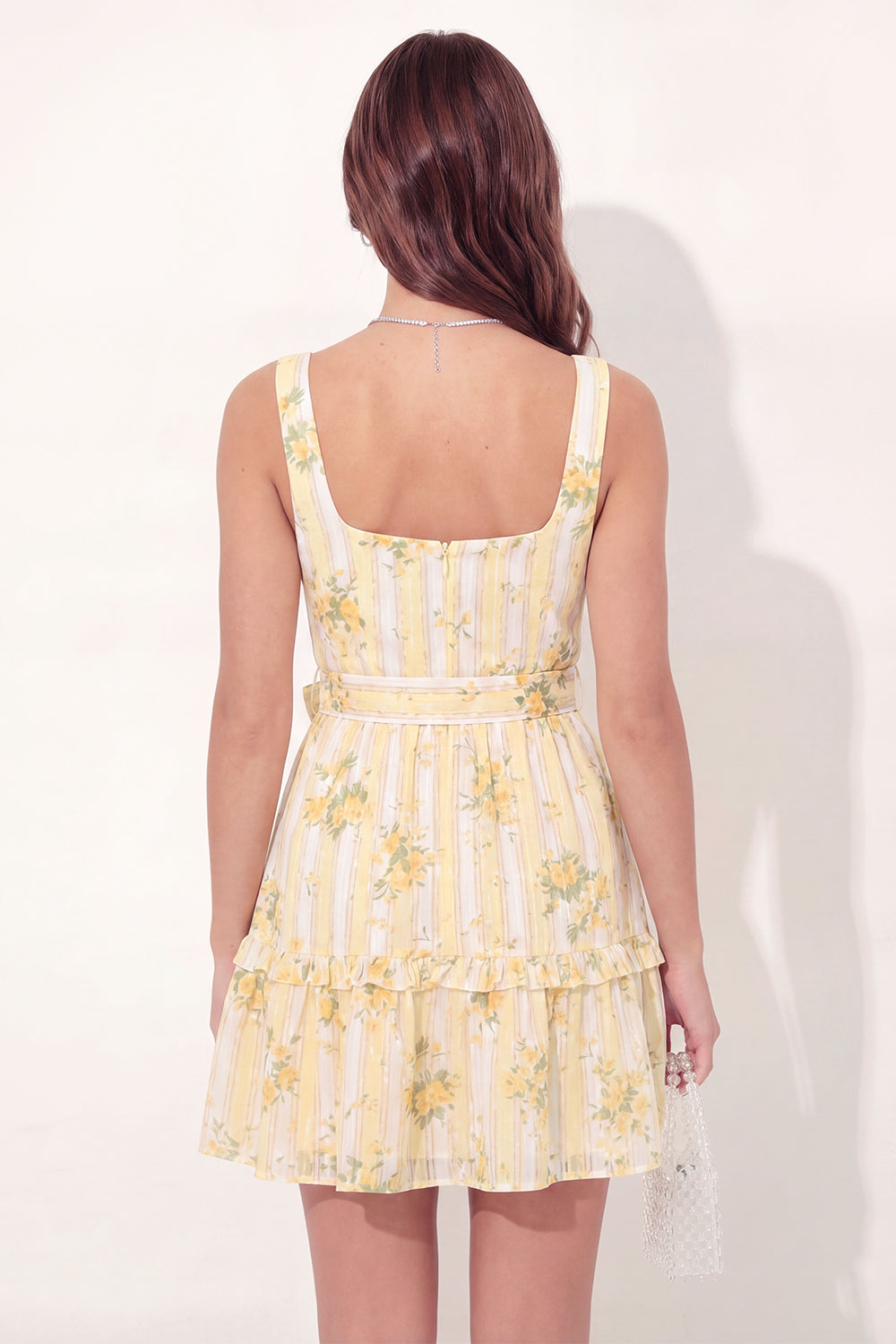 Robe courte évasée jaune à encolure carrée et imprimé floral pour une remise de diplôme, avec ceinture