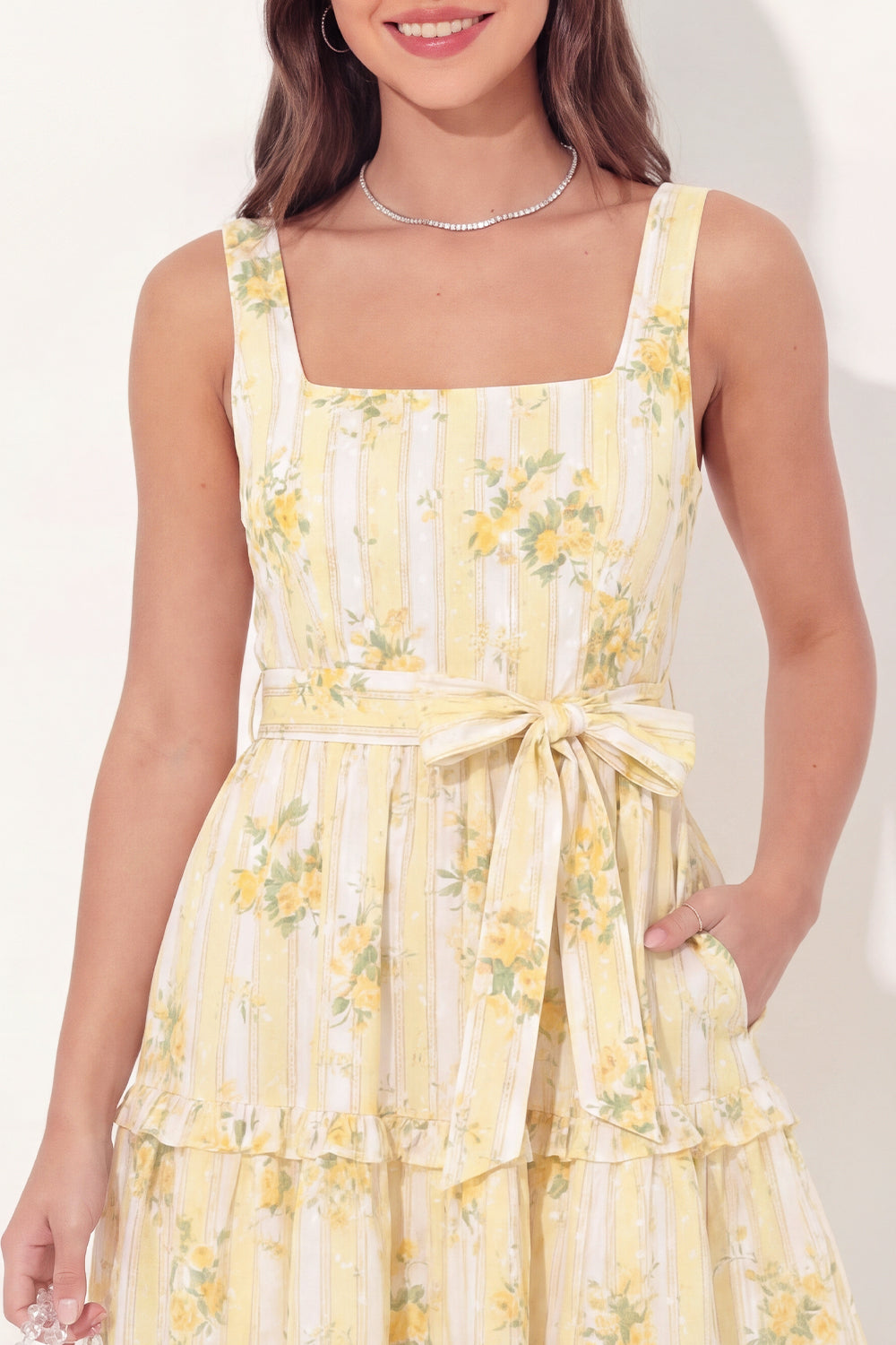 Robe courte évasée jaune à encolure carrée et imprimé floral pour une remise de diplôme, avec ceinture