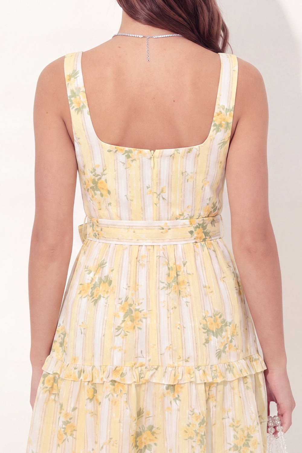 Robe courte évasée jaune à encolure carrée et imprimé floral pour une remise de diplôme, avec ceinture