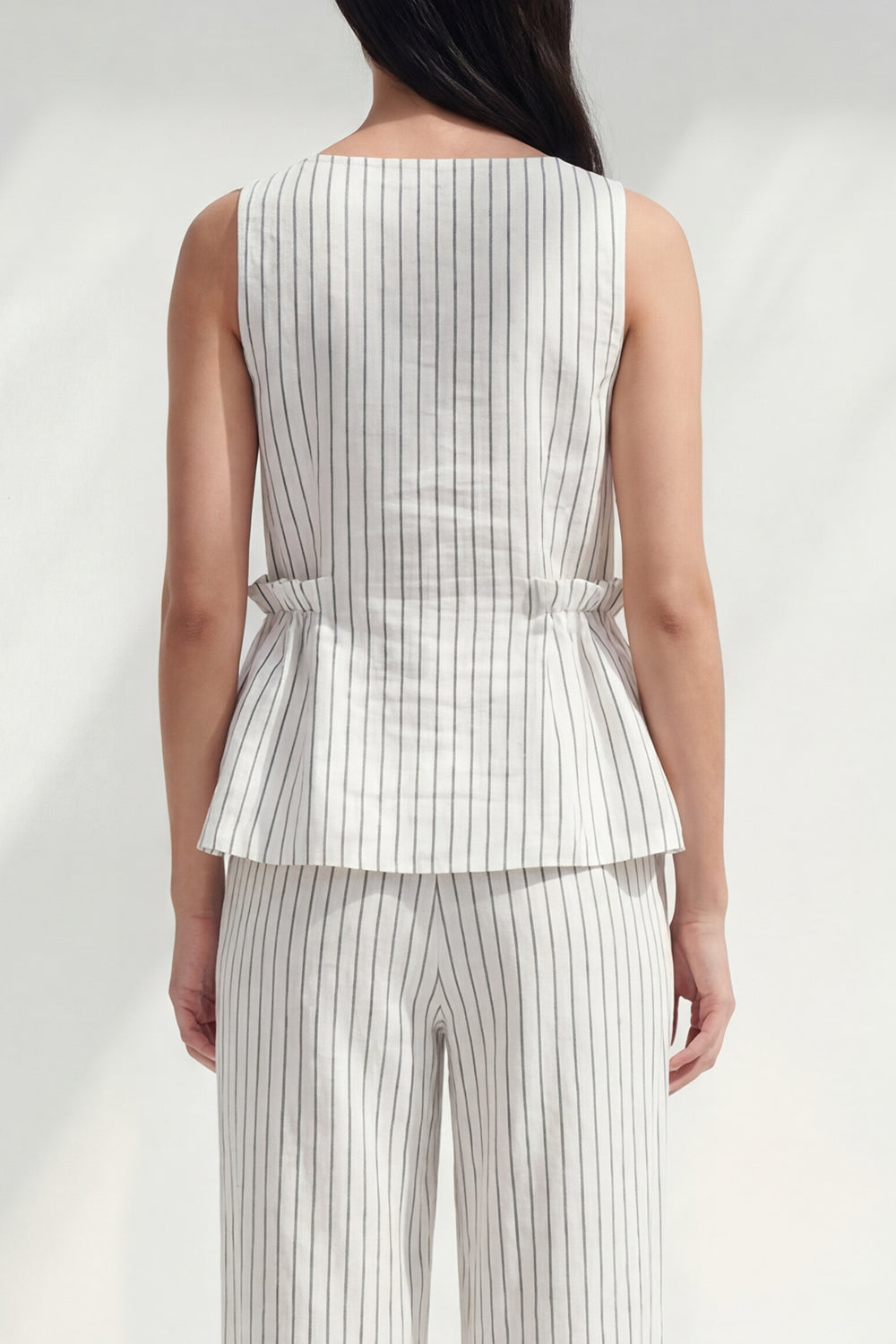 2-Piece White Boat Neck Ruffled Striped Slim Fit Business Suit