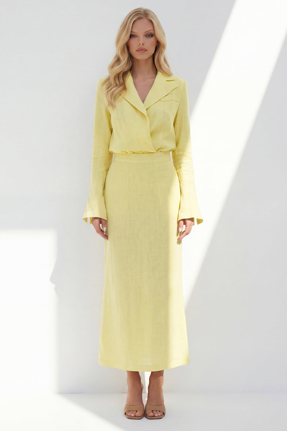 Robe tailleur deux pièces bleue à manches longues et revers crantés