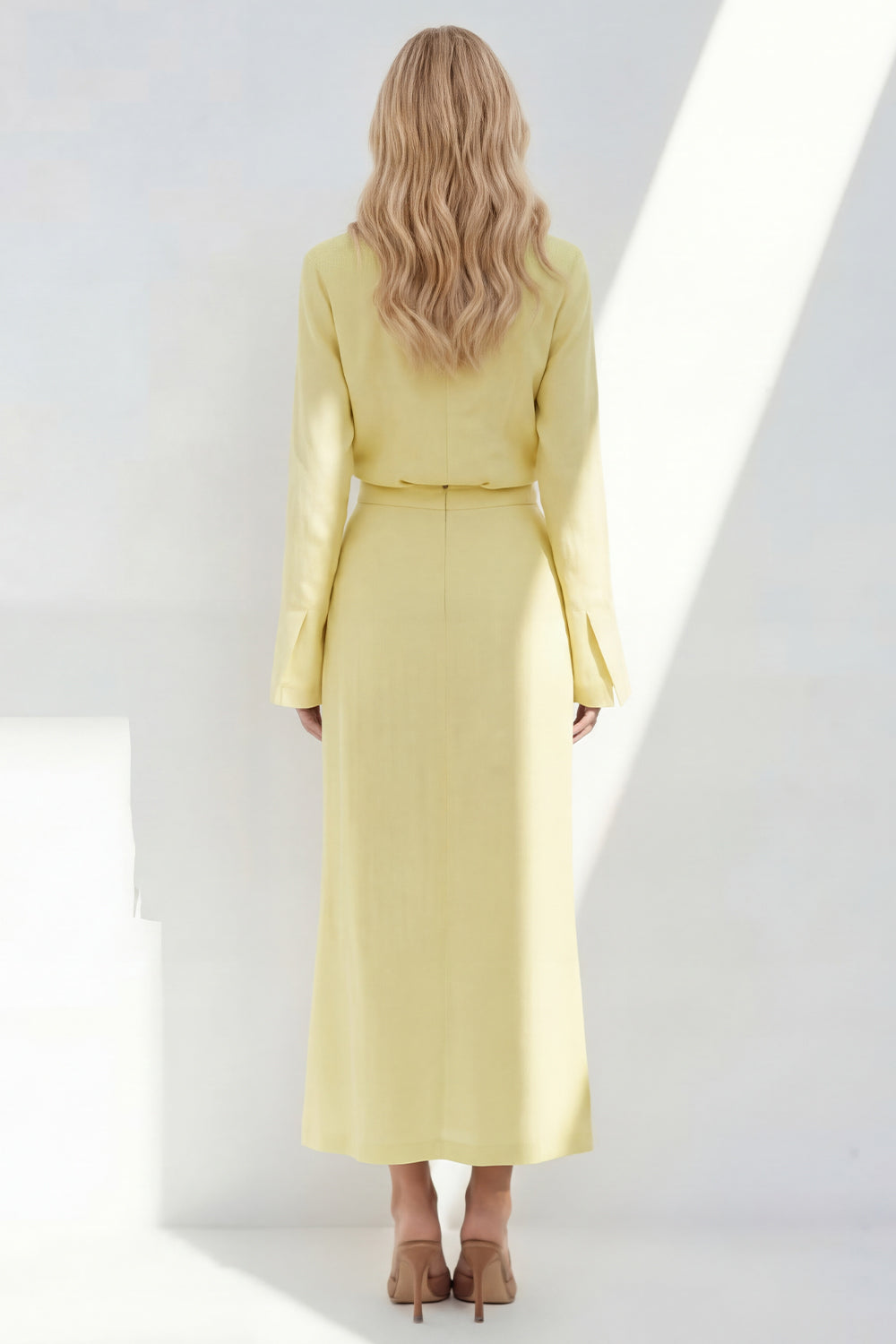 Robe tailleur deux pièces bleue à manches longues et revers crantés
