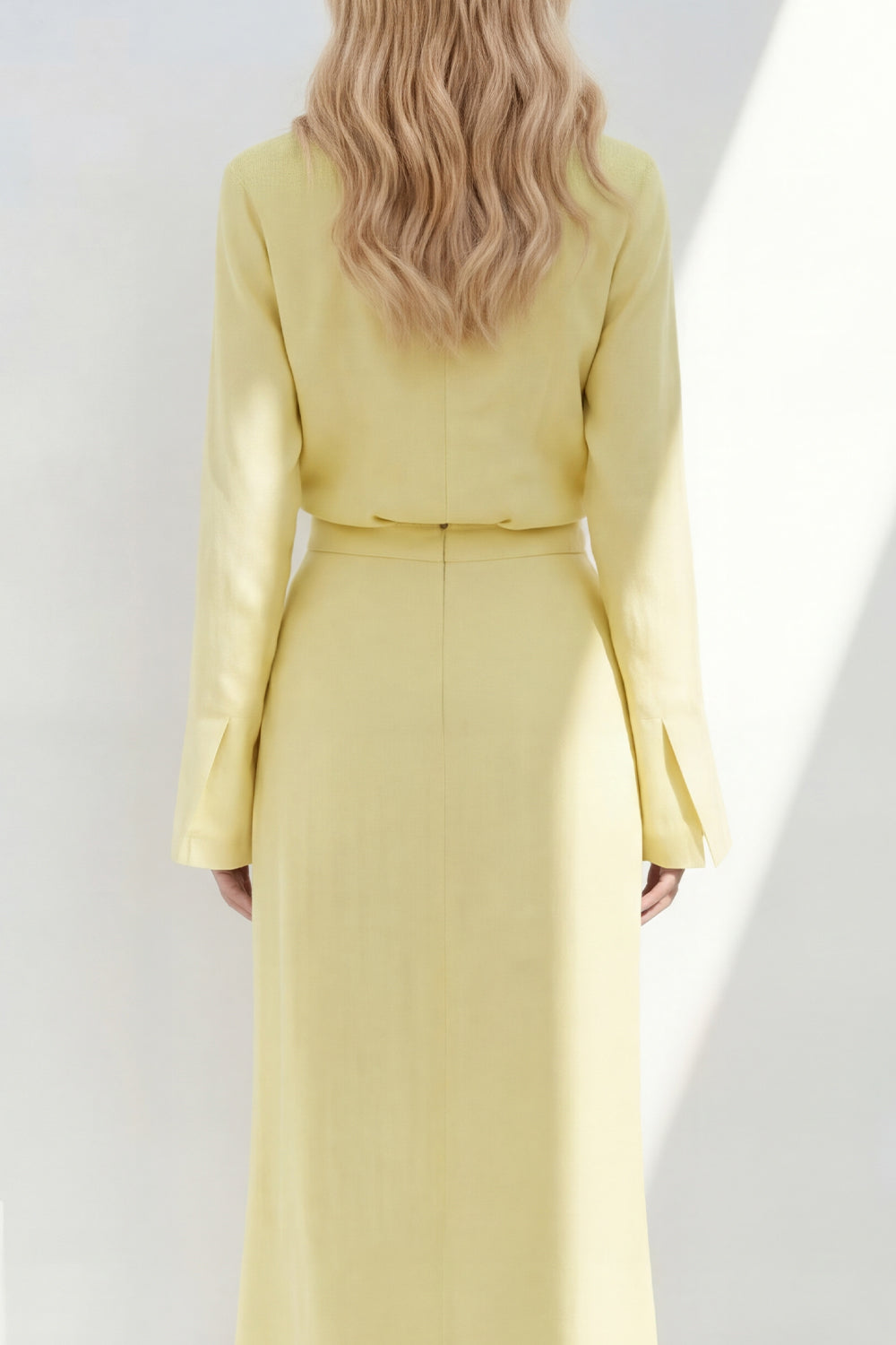 Robe tailleur deux pièces bleue à manches longues et revers crantés