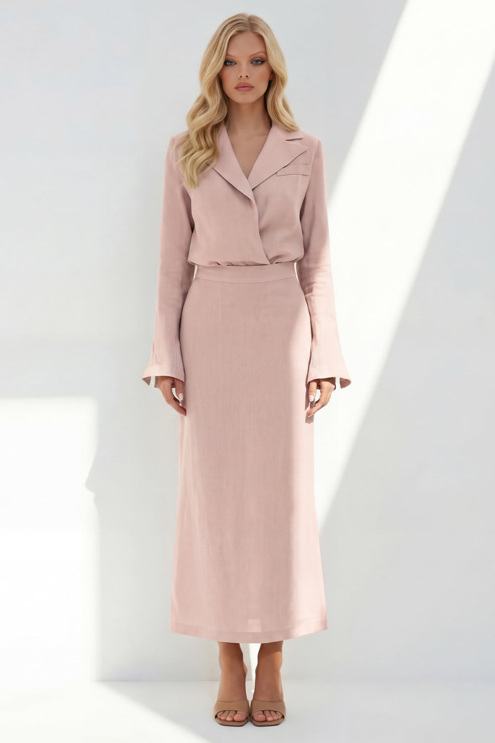 Robe tailleur deux pièces bleue à manches longues et revers crantés