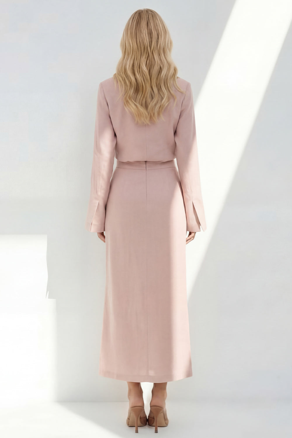 Robe tailleur deux pièces bleue à manches longues et revers crantés
