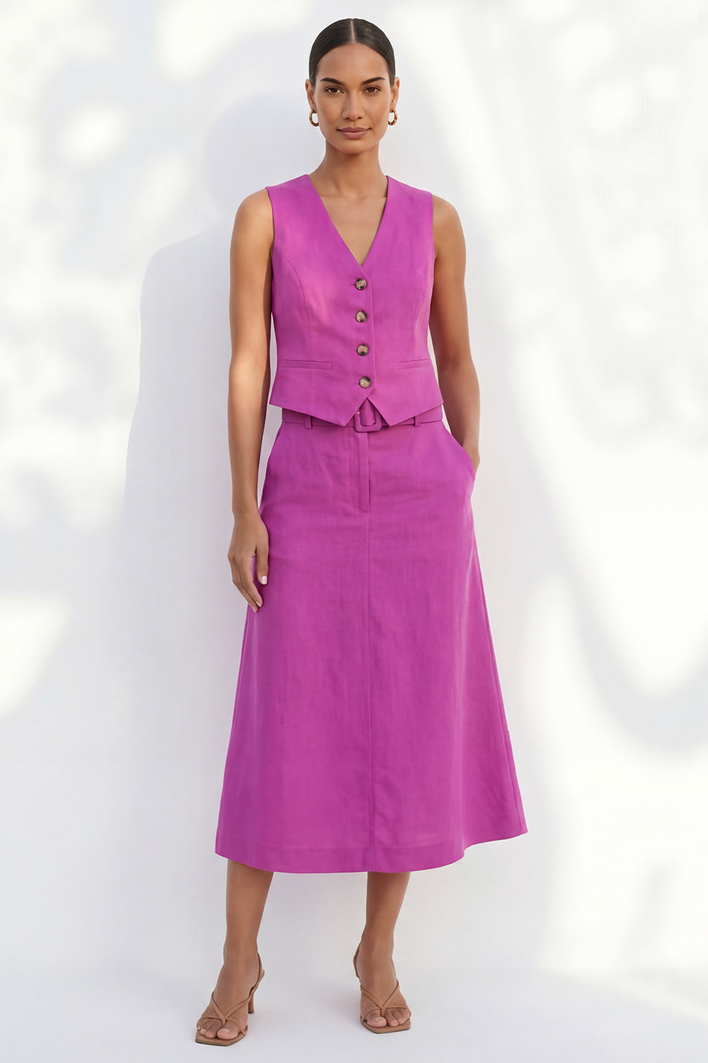 Robe de travail midi fuchsia à col en V, coupe ajustée, boutonnage simple et ceinture