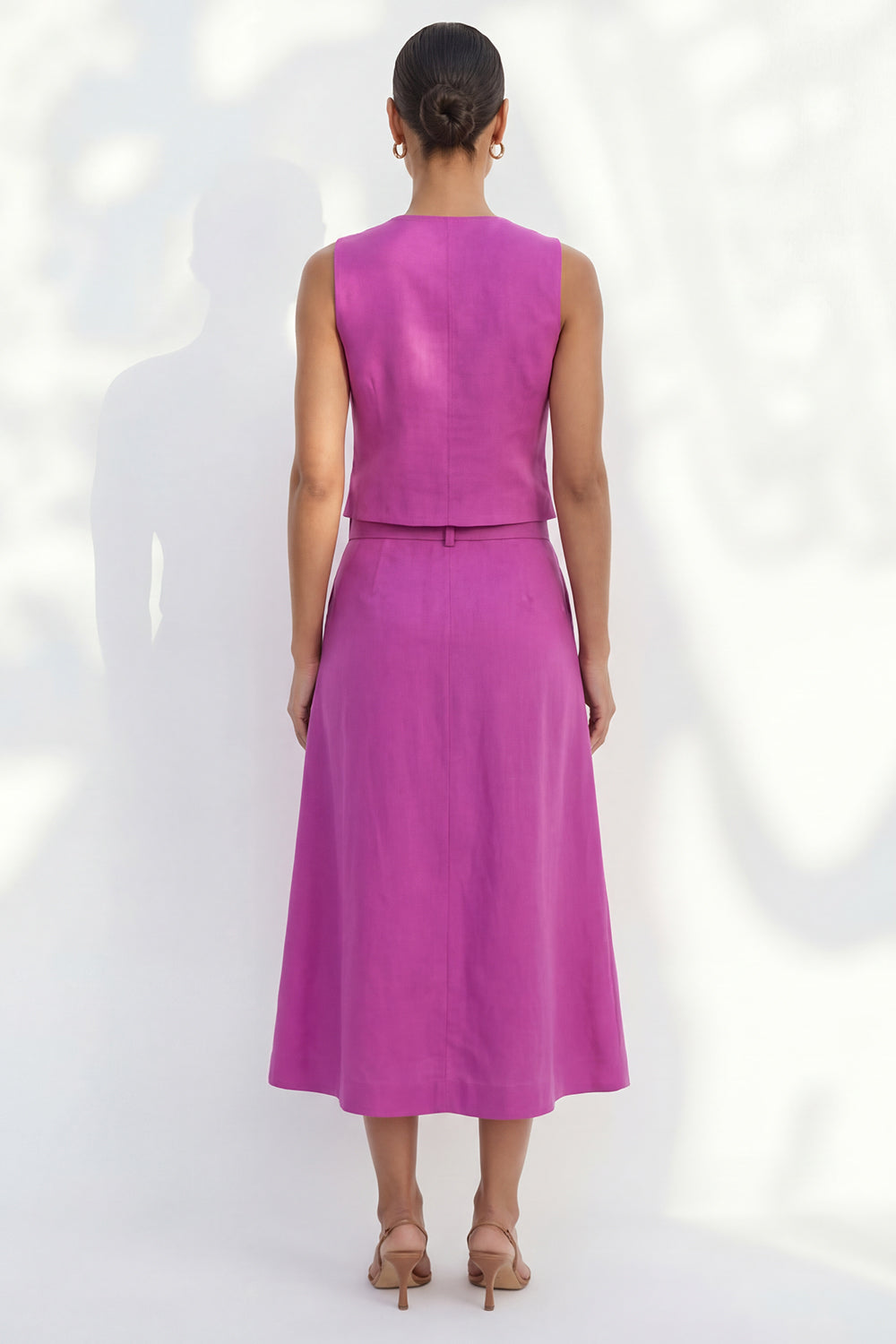 Robe de travail midi fuchsia à col en V, coupe ajustée, boutonnage simple et ceinture