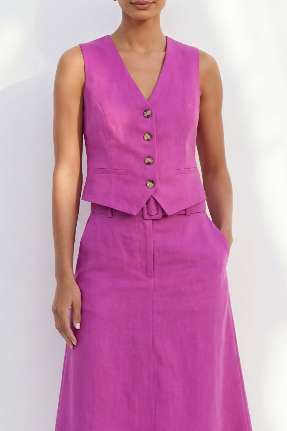 Robe de travail midi fuchsia à col en V, coupe ajustée, boutonnage simple et ceinture