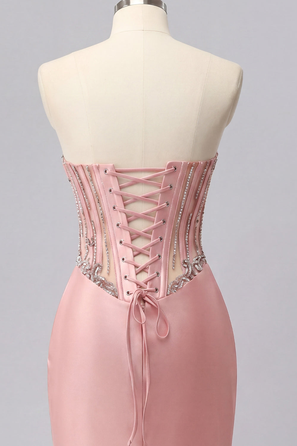 Robe de bal courte moulante en satin avec corsage bustier, fronces et strass