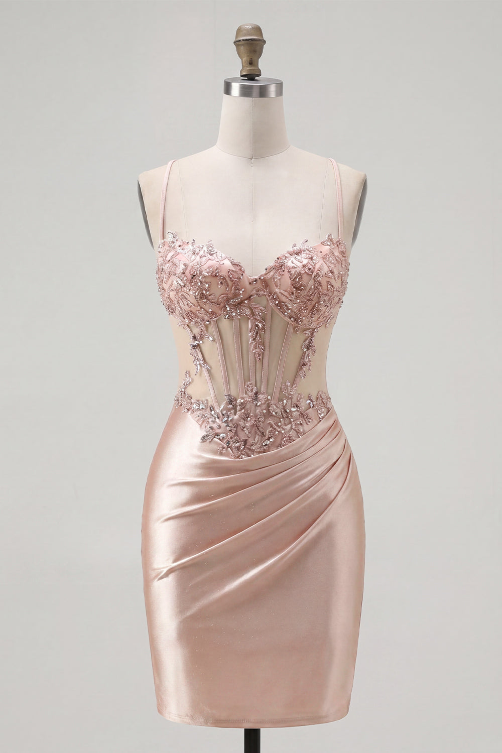 Robe de bal courte en satin champagne, avec corsage corset, froncée et ornée de perles