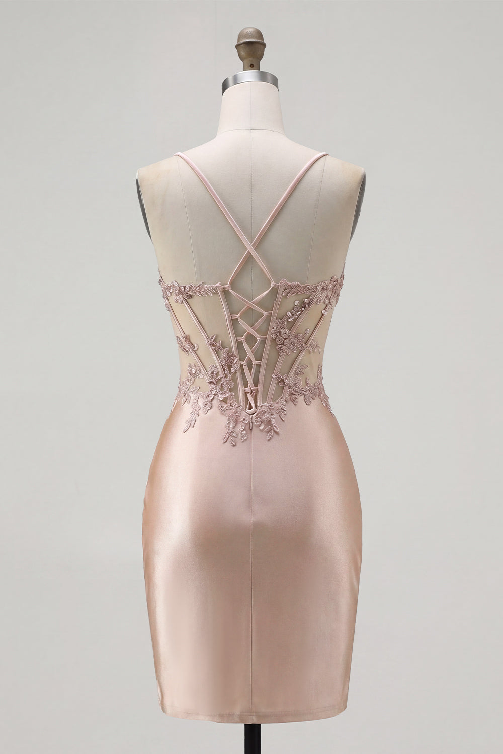 Robe de bal courte en satin champagne, avec corsage corset, froncée et ornée de perles