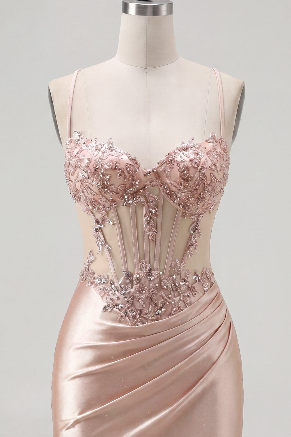 Robe de bal courte en satin champagne, avec corsage corset, froncée et ornée de perles