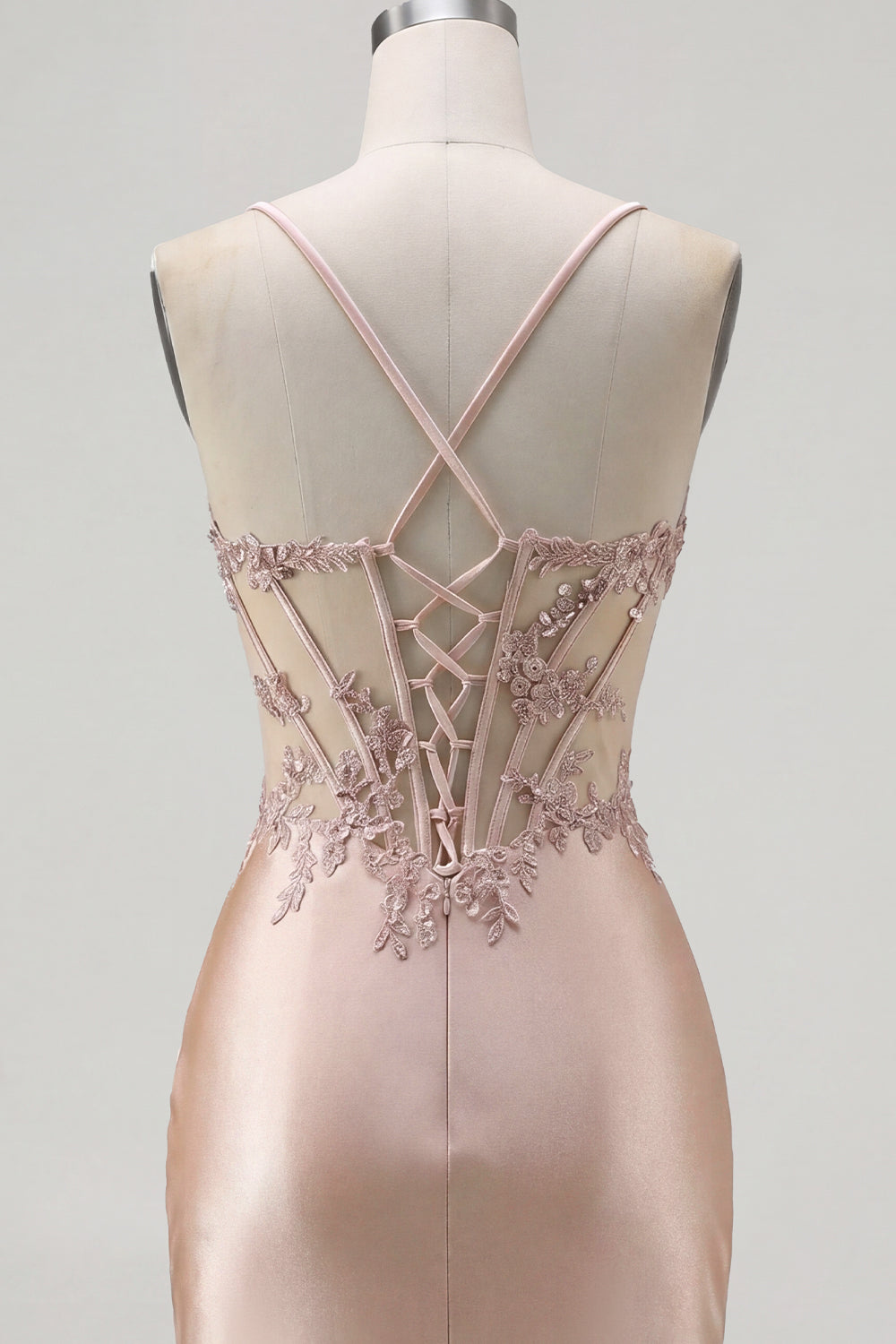 Robe de bal courte en satin champagne, avec corsage corset, froncée et ornée de perles