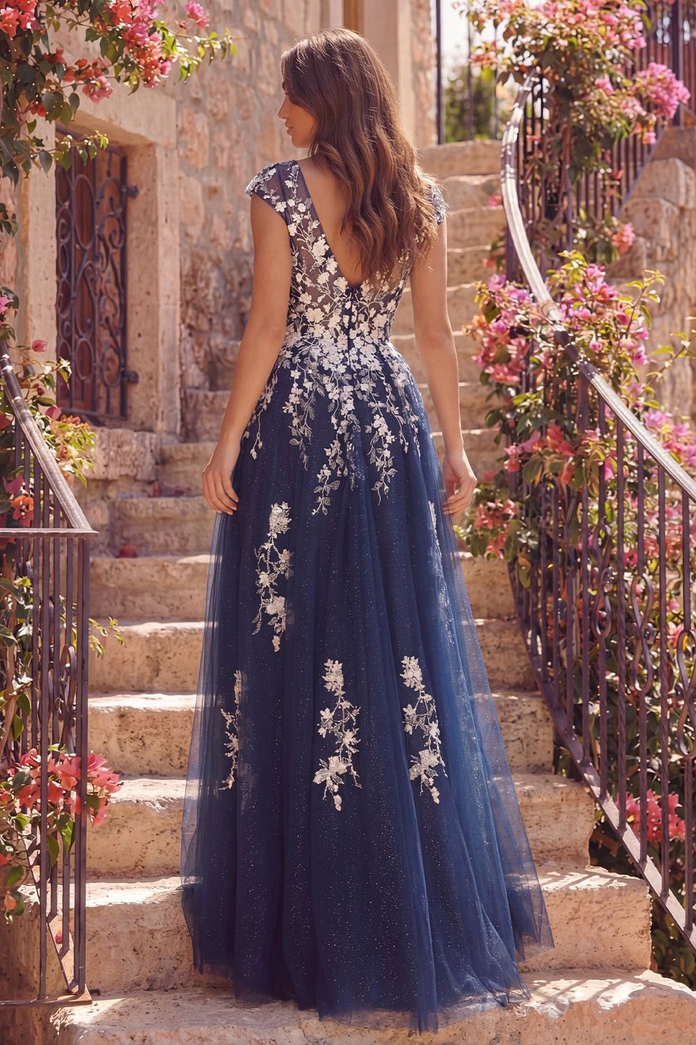 Robe de bal longue en tulle marine évasée, col en V, à fleurs et fente