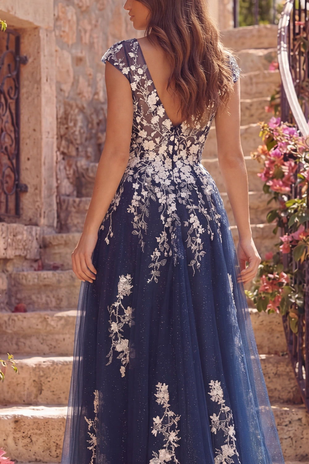 Robe de bal longue en tulle marine évasée, col en V, à fleurs et fente