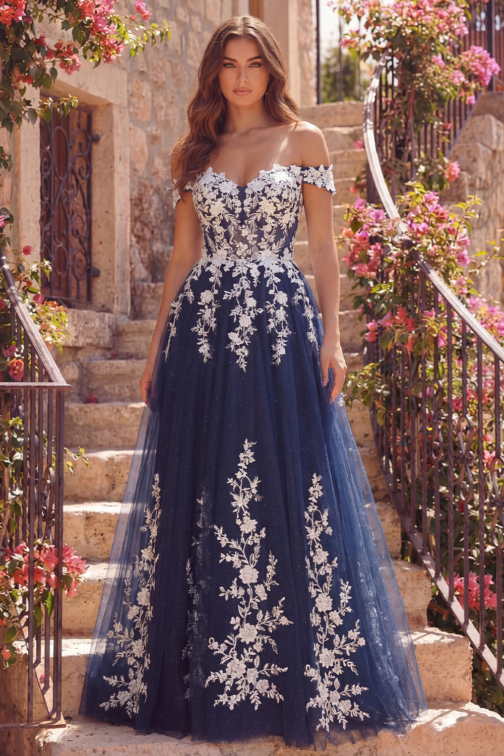 Robe longue de bal de promo en tulle A-line bleu marine à épaules dénudées et motifs floraux