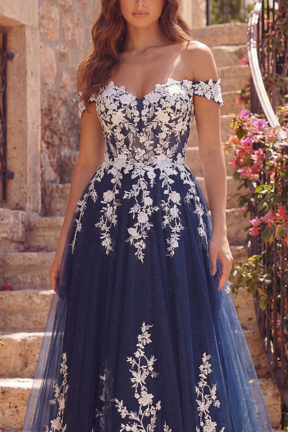 Robe longue de bal de promo en tulle A-line bleu marine à épaules dénudées et motifs floraux