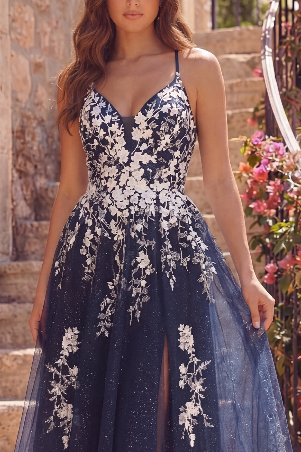 Robe midi fleurie bleu marine trapèze à fines bretelles avec fente