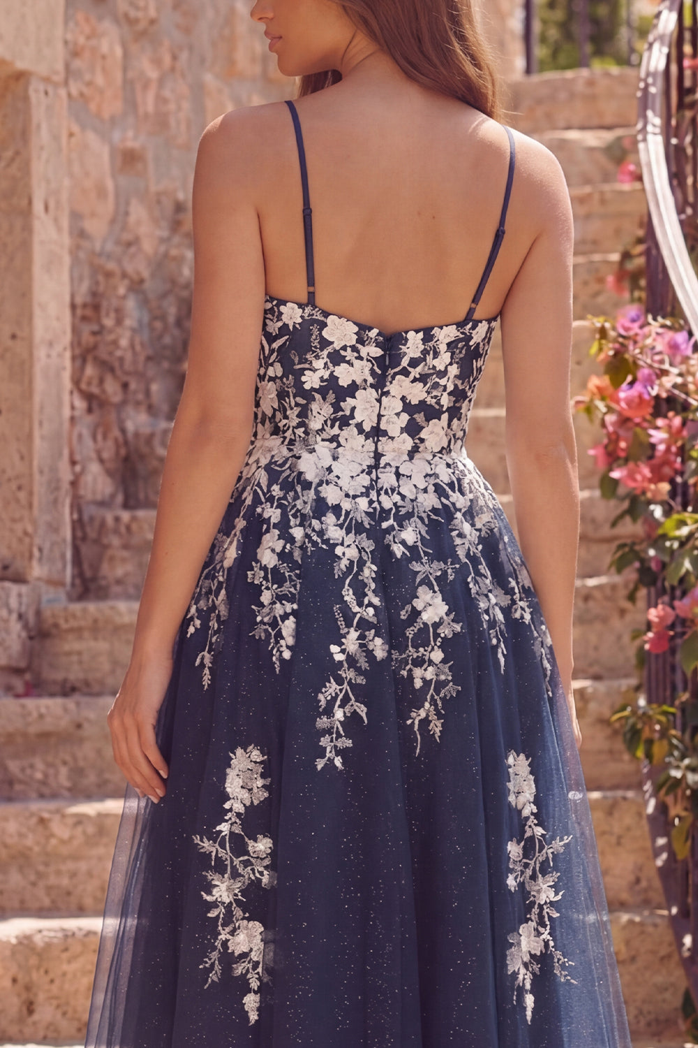 Robe midi fleurie bleu marine trapèze à fines bretelles avec fente